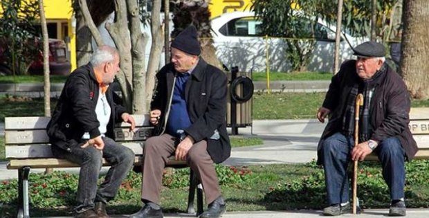 Hükümet bazı kararları gözden geçiriyor! 65 yaş üstüne hafta sonu sokağa çıkma izni gelebilir