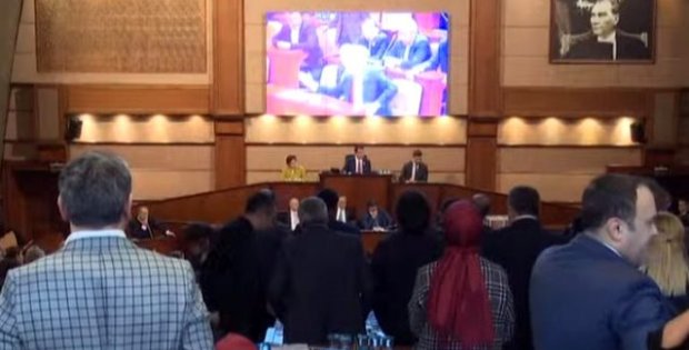 İBB Meclisi'nde küfür gerginliği! AK Parti sıraları salonu terk etmek istedi