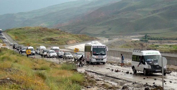 Iğdır'da sel 13 köy yolunu kapattı