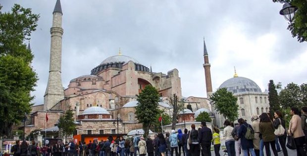 İlber Ortaylı, her yıl milyonlarca turistin ziyaret ettiği Ayasofya'nın cami yapılması planına karşı çıktı