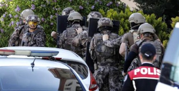 İnfaz yasasıyla cezaevinden çıkan kişi, eşi evi terk edince 2 çocuğunu silahla rehin aldı