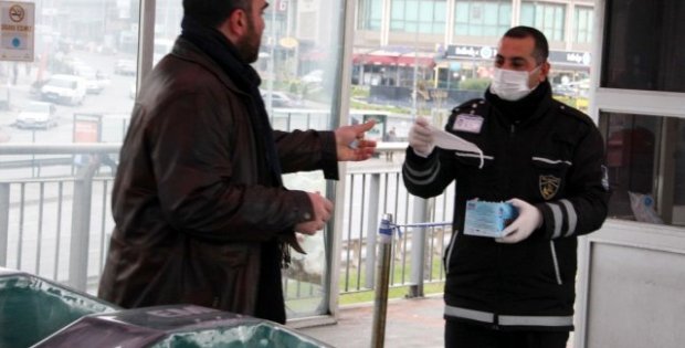 İstanbul Büyükşehir Belediyesi, toplu taşıma kullananlara ücretsiz maske dağıttı