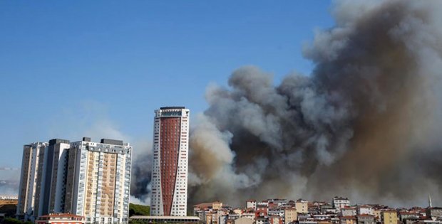 İstanbul'da askeri alanda çıkan yangın, itfaiye ekiplerinin uzun uğraşları sonucu söndürüldü