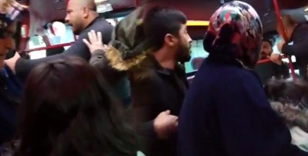 İstanbul'da dehşet! Eli sopalı saldırganlar, içi yolcu dolu minibüsün önünü kesti