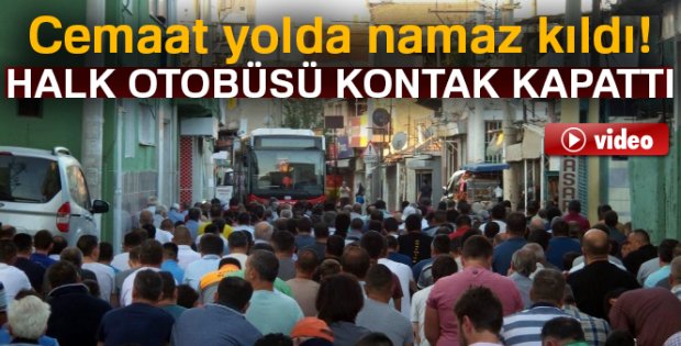 İzmir İzmir olalı böyle cemaat görmedi Cemaat yolda namaz kıldı,