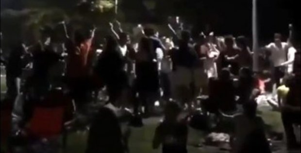 Kadıköy Moda sahilinde korona tedbirlerini hiçe sayan onlarca kişinin müzik eşliğinde oynaması tepki çekti