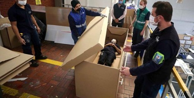 Kolombiya'da koronavirüs salgını nedeniyle tabuta dönüşebilen hastane yatağı üretildi