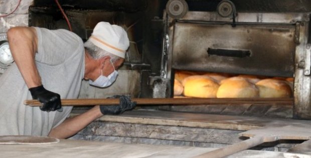 Koronavirüs nedeniyle evlerine kapanan insanlar, uzun süre bayatlamayan ekşi mayalı ekmekleri tercih ediyor