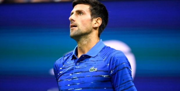 Koronavirüs yasağını hiçe sayan Novak Djokovic, tenis kortunda antrenman yaptı