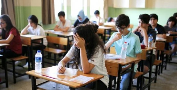 LGS ve YKS'ye gireceklere refakat edecek bir yakını sokağa çıkma kısıtlamasından muaf olacak