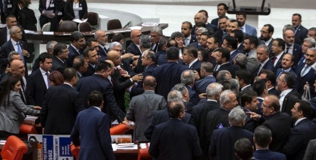 Meclis'te 15 Temmuz şehitleri tartışmasında kavga çıktı