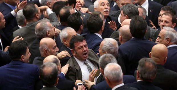 Meclis'te bütçe görüşmelerinde kavga çıktı! Vekiller birbirlerinin üzerine yürüdü