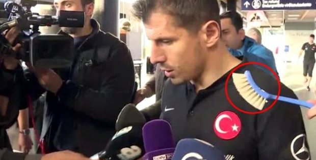 Millileri havalimanında bekletip, Emre'ye fırça uzatmışlardı! İzlanda Milli Takımı Türkiye'ye böyle geldi