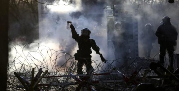 Mültecilerin geçişine izin vermeyen Yunan polisinin gaz bombası ve kimyasal stoku tükenme noktasına geldi