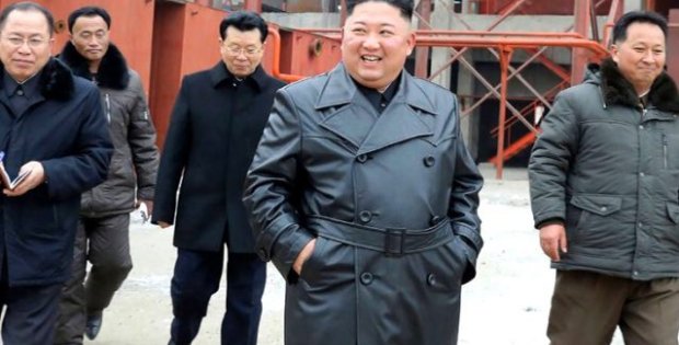 Öldüğü söylenen Kim Jong-un uzun bir aradan sonra ilk kez kamuoyunun önüne çıktı