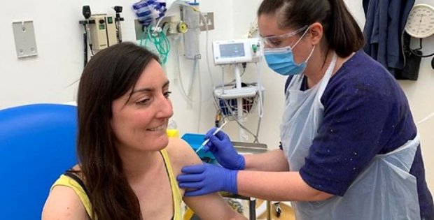 Oxford Üniversitesi, insanlar üzerinde koronavirüs aşısı denemelerine iki gönüllü ile başladı