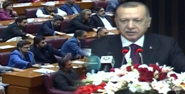 Pakistan'da bir konuşma gerçekleştiren Erdoğan'ın sözleri, masaya vurularak kesildi