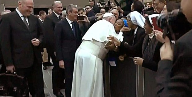 Papa Francis, bir rahibenin öpücük talebini 'ısırmaması' şartıyla kabul etti