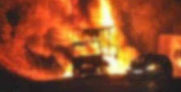 PKK'lı teröristler karakola malzeme taşıyan aracı yaktı