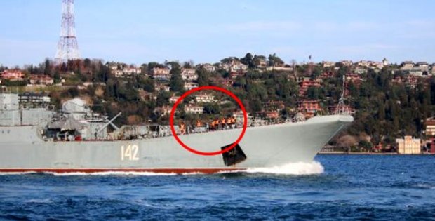 Rus savaş gemisi içindeki askerlerle İstanbul Boğazı'ndan geçti