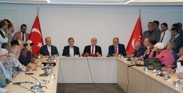 Saadet Partisi İtanbulda Erbakan Hocanın Kabri Başında Bayramlaştı