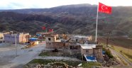 1994'te teröristlerin saldırdığı köyde dev Türk bayrağı dalgalanıyor