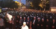 Ayasofya Camii önünde binlerce kişi sabah namazı kıldı