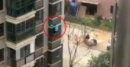 Çin'de virüs sebebiyle karantina altına alınan adam binanın kolonlarına tutunarak kaçtı