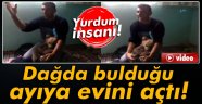 Dağda bulduğu ayıya evini açtı!