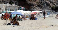 Danimarkalı turist, ülkesinden daha güvenli gördüğü Alanya'da tatilin tadını çıkarıyor