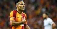 Falcao'dan gol sevincinde sosyal mesafeye eleştiri: Gol sevincinde neden sarılmak yasak?