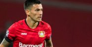 Fenerbahçe ve Galatasaray'ın gündeminde yer alan Charles Aranguiz, Leverkusen ile sözleşme yeniledi