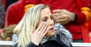 Galatasaray-Gençlerbirliği maçında şehitlerimiz anılırken, Linnes'in eşi gözyaşlarını tutamadı
