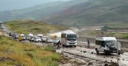 Iğdır'da sel 13 köy yolunu kapattı