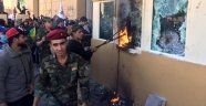 Irak'ta ortalık karıştı! Göstericiler ABD Büyükelçiliği'ni ateşe verdi