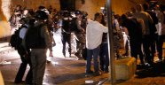 İşgal polisi, Aksa kapısındaki cemaate saldırdı