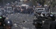 İsrail polisi namaz kılan Filistinlilere saldırdı: Şehit ve yaralılar var