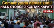 İzmir İzmir olalı böyle cemaat görmedi Cemaat yolda namaz kıldı,