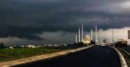 Kara bulutların sardığı Arnavutköy, gündüz vakti geceyi yaşadı