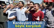 Kardeşleri şehidi asker selamı ile karşıladı
