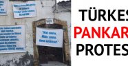 KKTC'de Türkeş'e pankartlı protesto