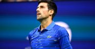 Koronavirüs yasağını hiçe sayan Novak Djokovic, tenis kortunda antrenman yaptı