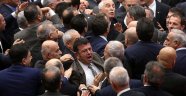 Meclis'te bütçe görüşmelerinde kavga çıktı! Vekiller birbirlerinin üzerine yürüdü