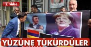 Merkel ve Özdemir'in yüzüne tükürdüler!