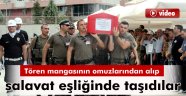 Özel harekat polisleri şehit cenazelerini salavatlar eşliğinde taşıdı