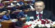 Pakistan'da bir konuşma gerçekleştiren Erdoğan'ın sözleri, masaya vurularak kesildi