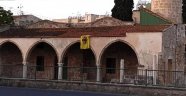 Rumlardan son bir haftada ikinci provokasyon! Bu kez camiye Bizans bayrağı astılar