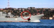 Rus savaş gemisi içindeki askerlerle İstanbul Boğazı'ndan geçti