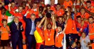 Şampiyon Başakşehir görkemli bir tören sonrasında kupasına kavuştu