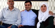 Selahattin Demirtaş'ın anne ve babasının da içinde bulunduğu araç kaza yaptı